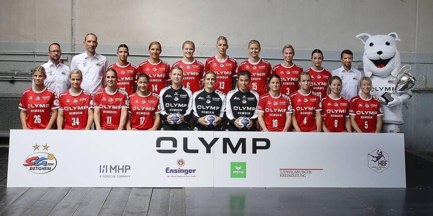 Stuttgart , Handball Fototermin SG BBM Bietigheim , Mannschaftsfoto , Vordere Reihe (v.l.): Angela Malestein, Kim Braun, Laura van der Heijden, Daphne Gautschi, Valentyna Salamakha, Dinah Eckerle, Joelle Arno, Anna Loerper, Ann Kynast, Amelie Berger, Antje Lauenroth Hintere Reihe (v.l.): Cheftrainer Martin Albertsen, Torwarttrainer Axel Strienz, Fie Woller, Karolina Kudlacz-Gloc, Maren Nyland Aardahl, Luisa Schulze, Kim Naidzinavicius, Maura Visser, Leonie Patorra, Athletiktrainer Felix Bauer, Maskottchen Lotte
