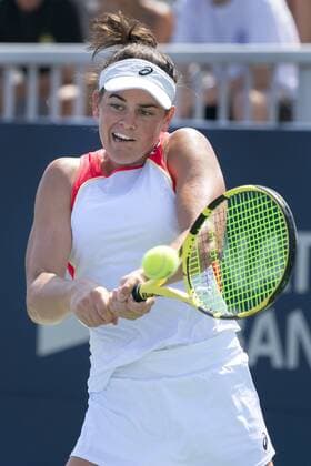 TORONTO, ON - AUGUST 05: Jennifer Brady of USA returns a ball in her match vs. Kristina Mladenovic of France during the first round of the Rogers Cup WomenÕs tournament on August 5, 2019 at Aviva Centre in Toronto, Ontario. (Photo by Jeff Chevrier Icon Sportswire) TENNIS: AUG 05 Rogers Cup Icon19080518