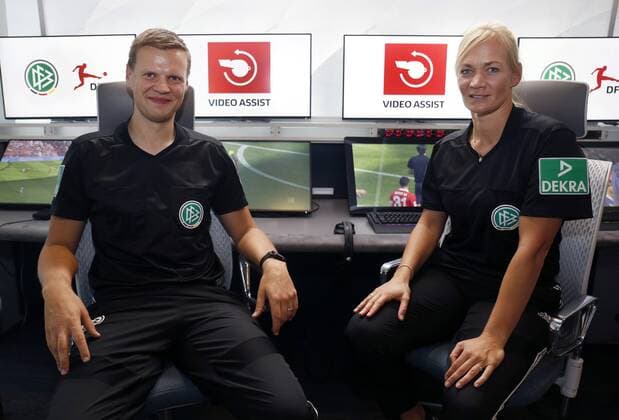Köln, Deutschland, 05.08.2019 DFB-Schiedsrichterin Bibiana STEINHAUS re.- und ihr Kollege Thorben SIEWER li.- vor den Monitoren im umgestalteten und erweiterten Video-Assist-Center (VAC) im Cologne Broadcasting Center in Köln