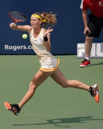TORONTO, ON - AUGUST 05: Marie Bouzkova of Czechia returns a ball hit by Leylah Fernandez of Canada during the Rogers Cup WomenÕs tournament on August 5, 2019 at Aviva Centre in Toronto, Ontario. (Photo by Jeff Chevrier Icon Sportswire) TENNIS: AUG 05 Rogers Cup Icon19080520