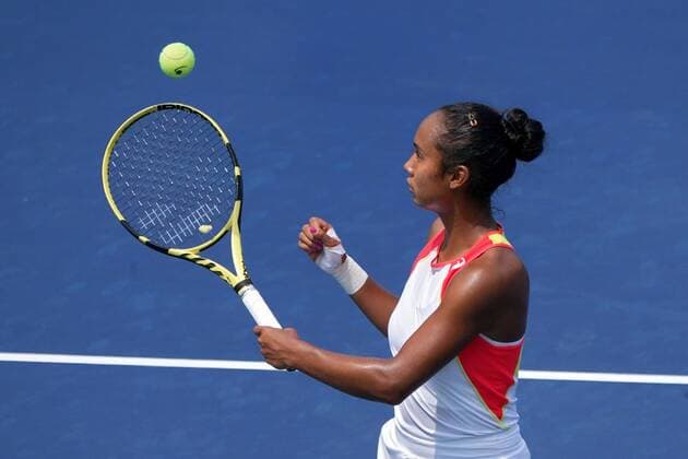 TORONTO, ON - AUGUST 05: Leylah Fernandez of Canada takes a ball from the ball boy prior to serving to Marie Bouzkova of Czechia during their Rogers Cup WomenÕs tournament match on August 5, 2019 at Aviva Centre in Toronto, Ontario. (Photo by Jeff Chevrier Icon Sportswire) TENNIS: AUG 05 Rogers Cup Icon19080525