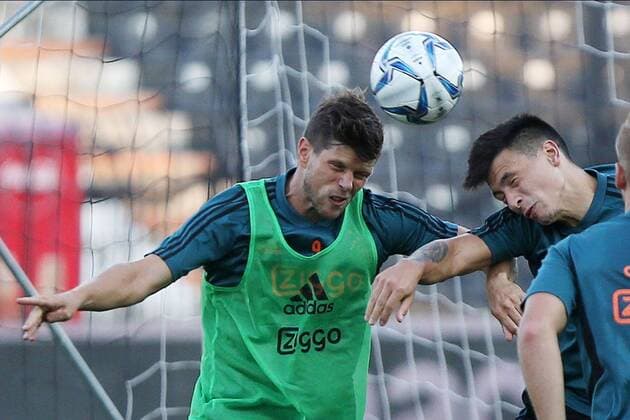 THESSALONIKI, 05-08-2019, Pre game Paok - Ajax. Champions League pre season 2019 2020. Ajax player Klaas Jan Huntelaar (L) and Ajax player Lisandro Martinez (R) during training. Ajax in Thessaloniki  x4051036x Copyright: