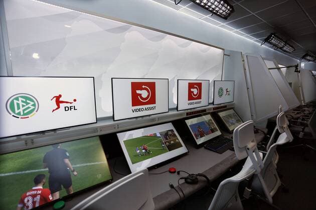 Köln, Deutschland, 05.08.2019 Arbeitsplätze mit zahlreichen Monitoren im umgestalteten und erweiterten Video-Assist-Center (VAC) Raum im Keller des Cologne Broadcasting Center in Köln