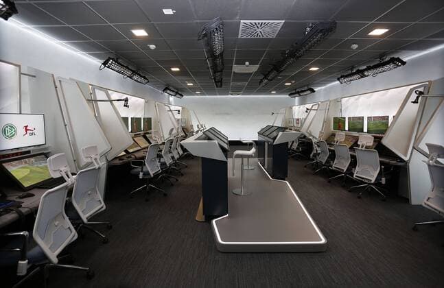 Köln, Deutschland, 05.08.2019 Arbeitsplätze mit zahlreichen Monitoren im umgestalteten und erweiterten Video-Assist-Center (VAC) Raum im Keller des Cologne Broadcasting Center in Köln