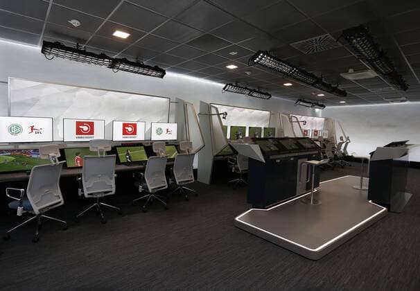 Köln, Deutschland, 05.08.2019 Arbeitsplätze mit zahlreichen Monitoren im umgestalteten und erweiterten Video-Assist-Center (VAC) Raum im Keller des Cologne Broadcasting Center in Köln