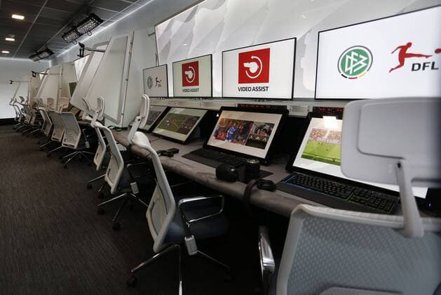 Köln, Deutschland, 05.08.2019 Arbeitsplätze mit zahlreichen Monitoren im umgestalteten und erweiterten Video-Assist-Center (VAC) Raum im Keller des Cologne Broadcasting Center in Köln