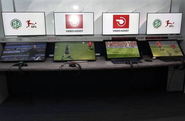 Köln, Deutschland, 05.08.2019 Arbeitsplätze mit zahlreichen Monitoren im umgestalteten und erweiterten Video-Assist-Center (VAC) Raum im Keller des Cologne Broadcasting Center in Köln