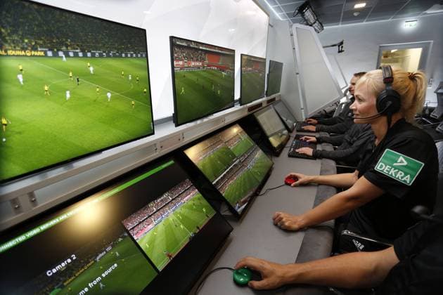 Bilder des Jahres 2019, Sport 08 August Sport Themen der Woche KW32 Sport Bilder des Tages Köln, Deutschland, 05.08.2019 DFB-Schiedsrichterin Bibiana STEINHAUS re.-betrachtet sich gemeinsam mit den Video-Operatoren Szenen eines Fußball-Bundesligaspiels auf den Monitoren im umgestalteten und erweiterten Video-Assist-Center (VAC) im Cologne Broadcasting Center in Köln an. *** Cologne, Germany, 05 08 2019 DFB referee Bibiana STEINHAUS re joined by video operators to watch scenes from a Bundesliga football match on the monitors of the redesigned and expanded Video Assist Center VAC at the Cologne Broadcasting Center in Cologne