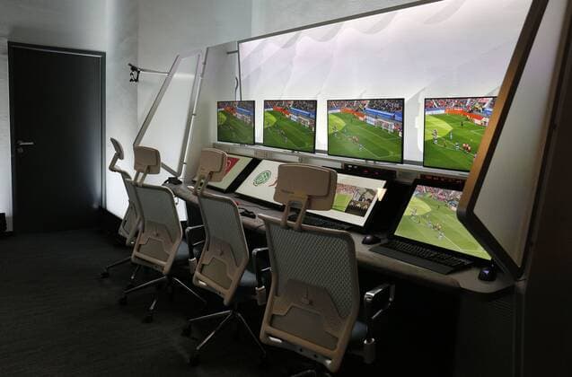 Köln, Deutschland, 05.08.2019 Arbeitsplätze mit zahlreichen Monitoren im umgestalteten und erweiterten Video-Assist-Center (VAC) Raum im Keller des Cologne Broadcasting Center in Köln