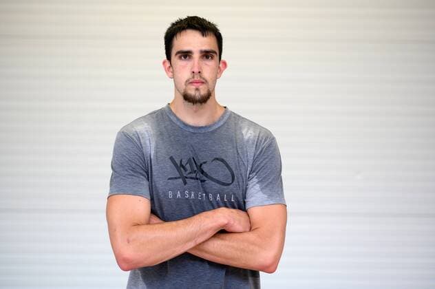 Trainingsauftakt Science City Jena am 5.8.2019 zur Saison 2019 2020 in der BARMER 2. Basketball Bundesliga ProA Alex Herrera (Jena), Portrait quer Arme verschränkt Trainingshalle Sparkassen Arena