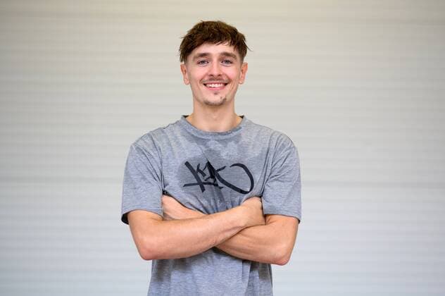 Trainingsauftakt Science City Jena am 5.8.2019 zur Saison 2019 2020 in der BARMER 2. Basketball Bundesliga ProA Dennis Nawrocki (Jena), Portrait quer Arme verschränkt Trainingshalle Sparkassen Arena