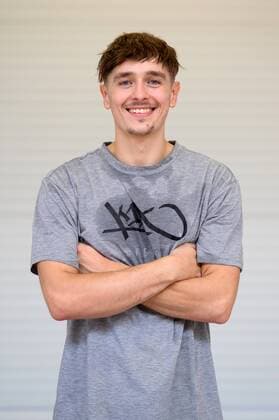 Trainingsauftakt Science City Jena am 5.8.2019 zur Saison 2019 2020 in der BARMER 2. Basketball Bundesliga ProA Dennis Nawrocki (Jena), Portrait hochkant Arme verschränkt Trainingshalle Sparkassen Arena