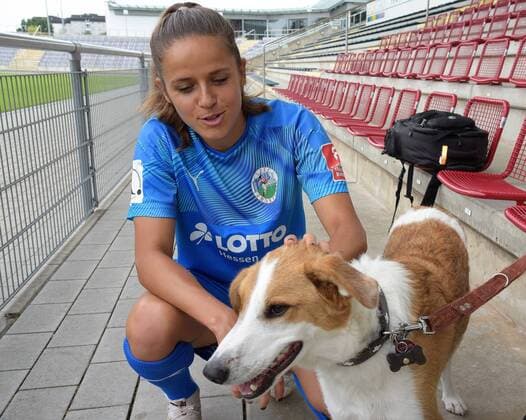 06.08.2019 Frankfurt am Main, Stadion am Brentanobad Saison 2019 2020, 1. Bundesliga, FLYERALARM Frauen-Bundesliga 1. FFC Frankfurt Fototermin Hundefreundin Laura Feiersinger (27, FFC Frankfurt) mit Hund Nick eines Fotografen emspor, DFL regulations prohibit any use of photographs as image sequences and or quasi-video