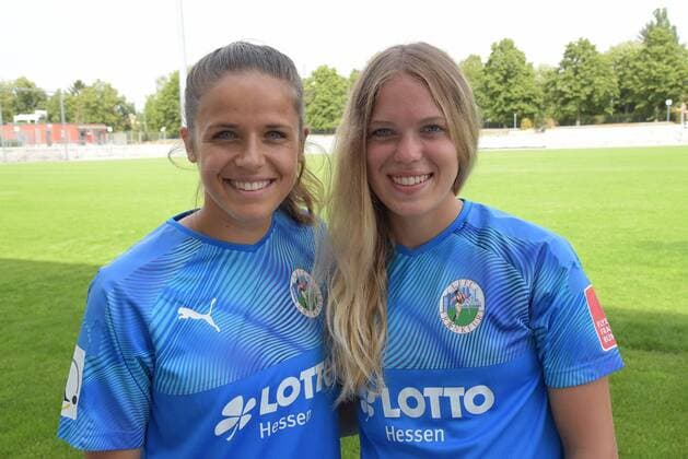 06.08.2019 Frankfurt am Main, Stadion am Brentanobad Saison 2019 2020, 1. Bundesliga, FLYERALARM Frauen-Bundesliga 1. FFC Frankfurt Fototermin Laura Feiersinger (27, FFC Frankfurt), Gidion, Margarita (7, FFC Frankfurt) emspor, DFL regulations prohibit any use of photographs as image sequences and or quasi-video