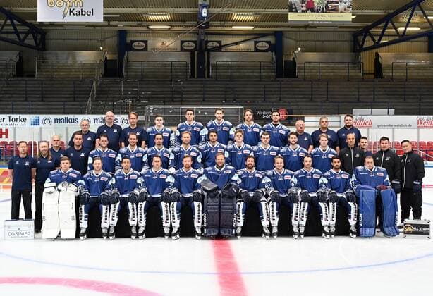 Iserlohn, Deutschland, 06.08.2019, Saison 2019 2020, DEL, Iserlohn Roosters, Mannschaftsfoto und Spielerportraits, Mannschaftsfoto, Teamfoto Saison 2019 2020 Iserlohn Roosters:, sitzend, von links nach rechts: Jonas Neffin, Bobby Raymond, Daine Todd, Jens Baxmann, Alexej Dmitriev, Anthony Peters, Mike Halmo, Marko Friedrich, Ryan O’Connor, Alex Petan, Andreas Jenike., stehend, 1. Reihe, von links nach rechts: Athletiktrainer Bjoern Wienhold, Physiotherapeut Sven Kruse, Mannschaftsarzt Dr. Dirk Mallmann, Physiotherapeut Fabio Wild, Chris Rumble, Jake Weidner, Daniel Weiß, Mike Hoeffel, Brody Sutter, Neal Samanski, Tobias Schmitz, Erik Buschmann, Torwarttrainer Anders Palm, Athletiktrainer Oliver Isdepski, Co-Trainer Jim Midgley, Trainer Jason O’Leary., 2. Reihe, von links nach rechts: Mannschaftsleiter Charles Kirchhoff, Mannschaftsarzt Dr. Bertram Braun, Mannschaftsarzt Dr. Jochen Veit, René Behrens, Tim Fleischer, Julian Lautenschlager, Brett Findlay, Michael Clarke, Teambetreuer Guenther Kapfer, Teambetreuer Andre Grillo, Teambetreuer Thorsten Weber. ( Iserlohn North Rhine-Westphalia Germany eu-images-09-521-023860