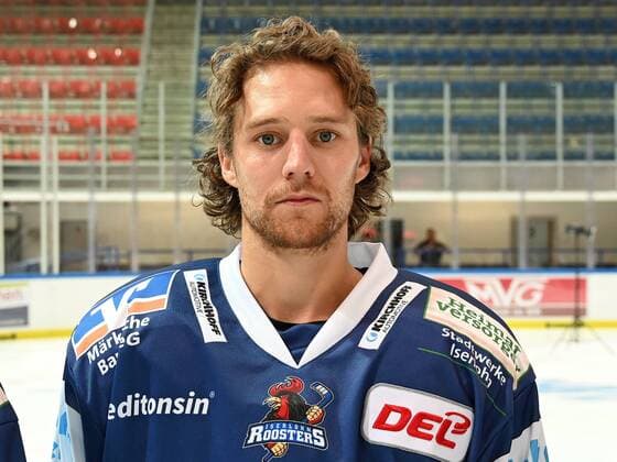 Iserlohn, Deutschland, 06.08.2019, Saison 2019 2020, DEL, Iserlohn Roosters, Pressetermin Porträt Porträttermin Spielerportraits, Brett Findlay (Iserlohn) schaut ( Iserlohn North Rhine-Westphalia Germany eu-images-09-521-023875