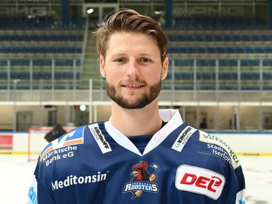 Iserlohn, Deutschland, 06.08.2019, Saison 2019 2020, DEL, Iserlohn Roosters, Pressetermin Porträt Porträttermin Spielerportraits, Dieter Orendorz (Iserlohn) schaut ( Iserlohn North Rhine-Westphalia Germany eu-images-09-521-023909