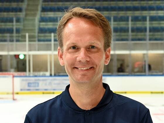 Iserlohn, Deutschland, 06.08.2019, Saison 2019 2020, DEL, Iserlohn Roosters, Pressetermin Porträt Porträttermin Spielerportraits, Mannschaftsarzt Dr. Jochen Veit (Iserlohn) schaut ( Iserlohn North Rhine-Westphalia Germany eu-images-09-521-023913