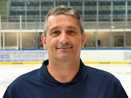 Iserlohn, Deutschland, 06.08.2019, Saison 2019 2020, DEL, Iserlohn Roosters, Pressetermin Porträt Porträttermin Spielerportraits, Teambetreuer Andre Grillo schaut ( Iserlohn North Rhine-Westphalia Germany eu-images-09-521-023915