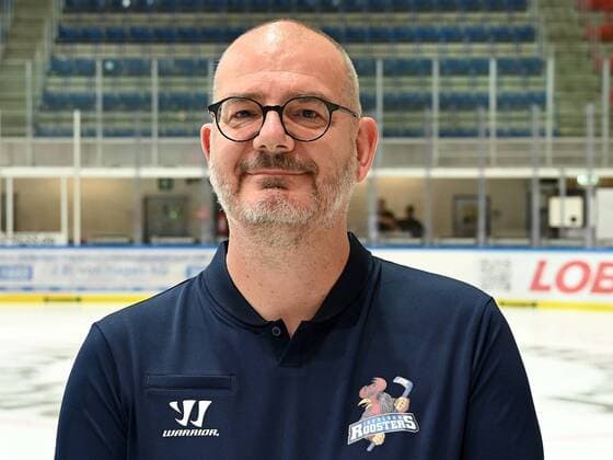 Iserlohn, Deutschland, 06.08.2019, Saison 2019 2020, DEL, Iserlohn Roosters, Pressetermin Porträt Porträttermin Spielerportraits, Mannschaftsarzt Dr. Bertram Braun (Iserlohn) schaut ( Iserlohn North Rhine-Westphalia Germany eu-images-09-521-023919