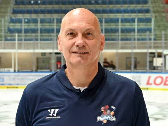 Iserlohn, Deutschland, 06.08.2019, Saison 2019 2020, DEL, Iserlohn Roosters, Pressetermin Porträt Porträttermin Spielerportraits, Mannschaftsarzt Dr. Dirk Mallmann (Iserlohn) schaut ( Iserlohn North Rhine-Westphalia Germany eu-images-09-521-023921