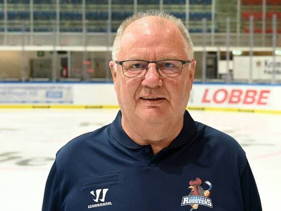 Iserlohn, Deutschland, 06.08.2019, Saison 2019 2020, DEL, Iserlohn Roosters, Pressetermin Porträt Porträttermin Spielerportraits, Teambetreuer Guenther Kapfer (Iserlohn) schaut ( Iserlohn North Rhine-Westphalia Germany eu-images-09-521-023923