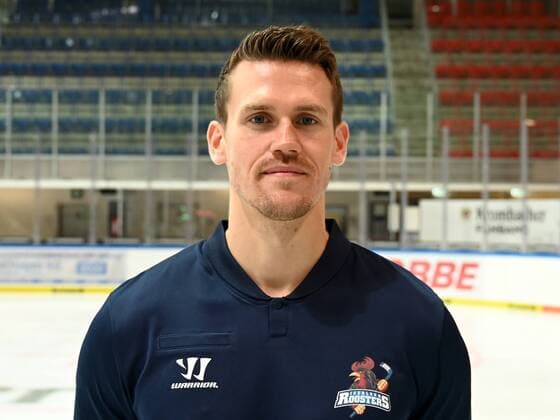 Iserlohn, Deutschland, 06.08.2019, Saison 2019 2020, DEL, Iserlohn Roosters, Pressetermin Porträt Porträttermin Spielerportraits, Athletiktrainer Oliver Isdepski (Iserlohn) schaut ( Iserlohn North Rhine-Westphalia Germany eu-images-09-521-023927