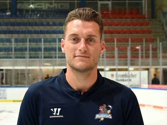 Iserlohn, Deutschland, 06.08.2019, Saison 2019 2020, DEL, Iserlohn Roosters, Pressetermin Porträt Porträttermin Spielerportraits, Physiotherapeut Fabio Wild (Iserlohn) schaut ( Iserlohn North Rhine-Westphalia Germany eu-images-09-521-023929