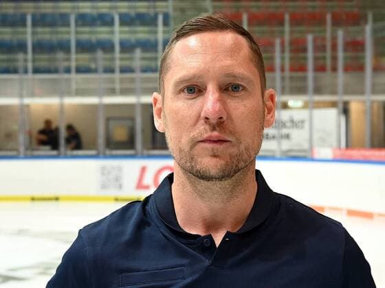 Iserlohn, Deutschland, 06.08.2019, Saison 2019 2020, DEL, Iserlohn Roosters, Pressetermin Porträt Porträttermin Spielerportraits, Athletiktrainer Bjoern Wienhold (Iserlohn) schaut ( Iserlohn North Rhine-Westphalia Germany eu-images-09-521-023931
