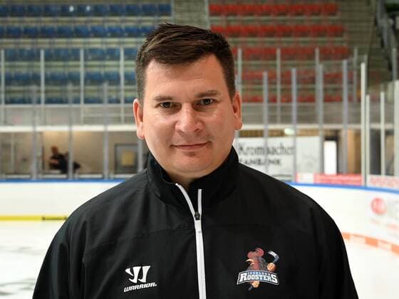 Iserlohn, Deutschland, 06.08.2019, Saison 2019 2020, DEL, Iserlohn Roosters, Pressetermin Porträt Porträttermin Spielerportraits, Assistant-Coach Jim Midgley (Iserlohn) schaut ( Iserlohn North Rhine-Westphalia Germany eu-images-09-521-023933
