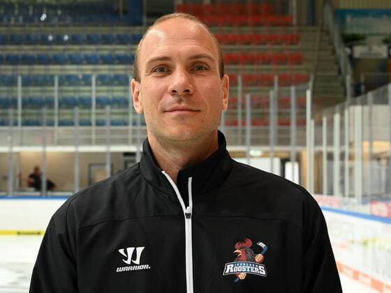 Iserlohn, Deutschland, 06.08.2019, Saison 2019 2020, DEL, Iserlohn Roosters, Pressetermin Porträt Porträttermin Spielerportraits, Torwart Trainer Anders Palm (Iserlohn) schaut ( Iserlohn North Rhine-Westphalia Germany eu-images-09-521-023935