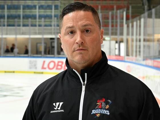 Iserlohn, Deutschland, 06.08.2019, Saison 2019 2020, DEL, Iserlohn Roosters, Pressetermin Porträt Porträttermin Spielerportraits, Chef-Trainer Jason OÕLeary (Iserlohn) schaut ( Iserlohn North Rhine-Westphalia Germany eu-images-09-521-023937