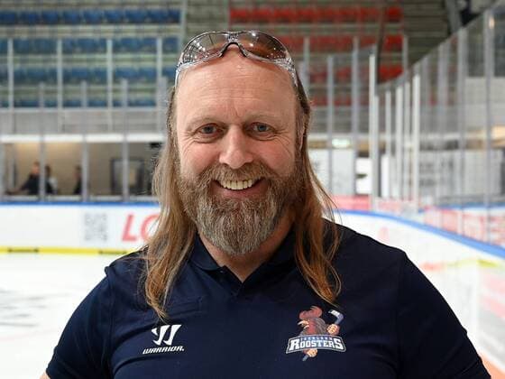 Iserlohn, Deutschland, 06.08.2019, Saison 2019 2020, DEL, Iserlohn Roosters, Pressetermin Porträt Porträttermin Spielerportraits, Chef-Physiotherapeut Sven Kruse (Iserlohn) schaut ( Iserlohn North Rhine-Westphalia Germany eu-images-09-521-023939