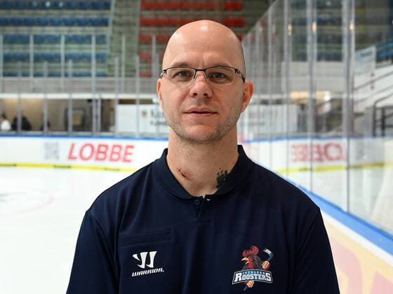 Iserlohn, Deutschland, 06.08.2019, Saison 2019 2020, DEL, Iserlohn Roosters, Pressetermin Porträt Porträttermin Spielerportraits, Manager Christian Hommel (Iserlohn) schaut ( Iserlohn North Rhine-Westphalia Germany eu-images-09-521-023941