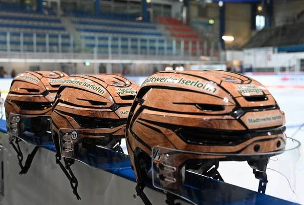 Iserlohn, Deutschland, 06.08.2019, Saison 2019 2020, DEL, Iserlohn Roosters, Pressetermin Porträt Porträttermin Spielerportraits, Helm Iserlohn Roosters im Holz-Design Holzkoeppe ( Iserlohn North Rhine-Westphalia Germany eu-images-09-521-023943