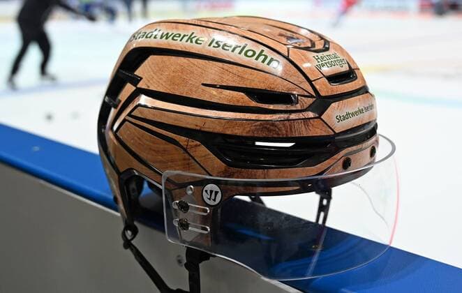 Iserlohn, Deutschland, 06.08.2019, Saison 2019 2020, DEL, Iserlohn Roosters, Pressetermin Porträt Porträttermin Spielerportraits, Helm Iserlohn Roosters im Holz-Design Holzkoeppe ( Iserlohn North Rhine-Westphalia Germany eu-images-09-521-023945