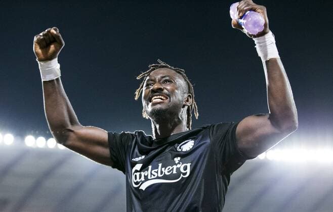 Sport Bilder des Tages 6th August 2019; Rajko Mitic Stadium, Belgrade, Serbia; UEFA Champions League Qualifying Third Leg First Round Red Star Belgrade versus FC Copenhagen; N& x2019;Doye of FC Copenhagen celebrates with the fans at the end of the match - Editorial Use  ActionPlus12158463 NikolaxKrstic