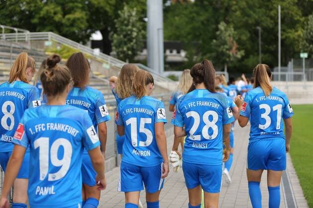 06.08.2019, xcex, GER, Frankfurt am Main, Stadion am Brentanobad, Frauenfussball, 1. Bundesliga FLYERALARM Frauen-Bundesliga Saison 2019 2020 1. FFC Frankfurt Fototermin die Spielerinnen auf dem Weg zum Fotoshooting DFL regulations prohibit any use of photographs as image sequences and or quasi-video