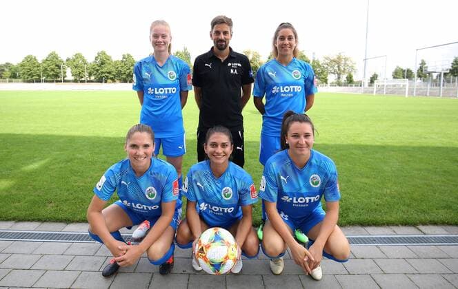 06.08.2019, xcex, GER, Frankfurt am Main, Stadion am Brentanobad, Frauenfussball, 1. Bundesliga FLYERALARM Frauen-Bundesliga Saison 2019 2020 1. FFC Frankfurt Fototermin Trainer Niko Arnautis mit den Neuzugaengen Sjoeke Nuesken, Yvonne Weilharter, Sandrine Mauron, Leticia Sanos de Oliveira und Barbara Dunst (FFC Frankfurt) DFL regulations prohibit any use of photographs as image sequences and or quasi-video