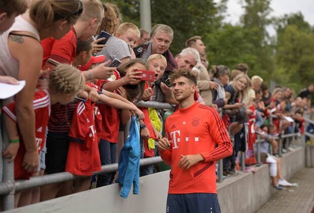 06.08.2019, Fussball 1. Liga 2019 2020, Sommertrainingslager des FC Bayern München in Rottach Egern am Tegernsee, Leon Goretzka (FC Bayern München) gibt den Fans Autogramme.