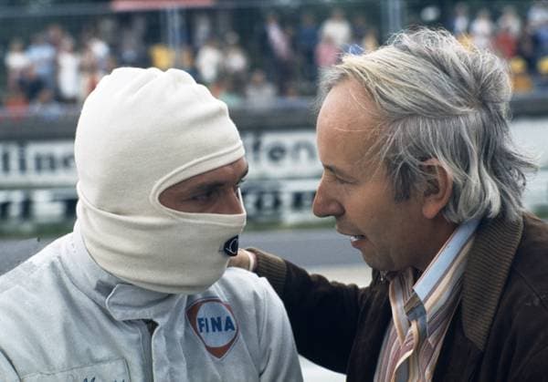 Jochen Mass links fuhr erfolgreich Tourenwagenrennen für Ford und kam 1973 beim GP Silverstone zu einem ersten Start in der Formel 1 das Rennen war bereits in der ersten Runde durch eine Massenkarambolage beendet aber er wurde 1973 Vize-Europameister der Formel 2 in einem Monoposto von John Surtees (rechts) in seinem zweiten Formel 1-Rennen dem GP Deutschland 1973 erreichte er nach Startplatz 15 im Rennen Rang 7 woraufhin Mass einen Stammplatz im Formel 1-Team von John Surtees bekam den er aber nach Streitereien mit Surtees verließ um ab 1975 für McLaren zu starten RECHTS IM FOTO Team-Manager John Surtees ehemaliger Rennfahrer bis heute 2019 der einzige Rennfahrer der sowohl auf vier als auch auf zwei Rädern Weltmeister war: Fahrer Weltmeister der Formel 1 für Ferrari 1965 er war Motorrad-Weltmeister 500cc in 1956 + 1958 + 1959 + 1960 auf Norton 350cc-Weltmeister in 58 + 59 + 60 auf Norton + MV Agusta in der 250cc-Klasse war er WM-Siebter auf NSU sein erstes Rennen bestritt der Sohn eines Motorradhändlers mit 14 Jahren im Motorrad-Beiwagen zusammen mit seinem Vater siegreich aber als die Rennleitung sein Alter erfuhr wurde er disqualifiziert Sportwagen fuhr Surtees später auch und siegte 1963 und 1965 auf dem Nürburgring im 1000km-Rennen John Surtees wurde am 11.02.1934 geboren und ist am 10.03.2017 als damals ältester Formel 1-Weltmeister gestorben der älteste lebende Formel 1-Weltmeister derzeit ist Jackie Stewart