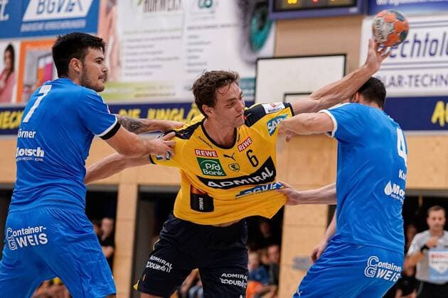 v.li.: Alexander Klimovets (SG 1887 Nussloch, 7), Niclas Kirkelokke (Kirkelökke, RNL, 6), Simon Kuch (SG 1887 Nussloch, 4), Zweikampf, Spielszene, Duell, duel, tackle, tackling, Dynamik, Action, Aktion, 07.08.2019, Östringen (Deutschland), Handball, Testspiel, Rhein-Neckar Löwen - SG Nußloch