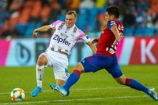 SOCCER - CL quali, Basel vs LASK BASEL,SWITZERLAND,07.AUG.19 - SOCCER - UEFA Champions League qualification, FC Basel vs Linzer ASK. Image shows Reinhold Ranftl (LASK) and Blas Riveros (Basel). GEPAxpictures xPhilippxBrem