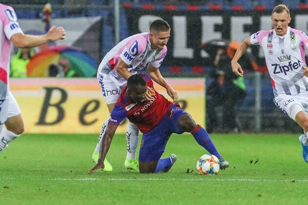 Fussball Champions League Qualifikationsrunde 3 - 19 20 - FC Basel 1893 vs. LASK - 07-08-2019 Reinhold Ranftl (LASK 26) und Afimico Pululu (FC Basel 19) im Zweikampf, beim Fussball Champions League Spiel Qualifikationsrunde 3 zwischen dem FC Basel 1893 und LASK, am Mittwoch, den 07. August 2019 Sankt Jakob Park in Basel (Schweiz). Copyright: xBEAUTIFULxSPORTS G.xHubbsx