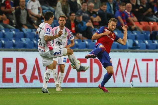 Fussball Champions League Qualifikationsrunde 3 - 19 20 - FC Basel 1893 vs. LASK - 07-08-2019 Emanuel Pogatetz (LASK 4) und Silvan Widmer (FC Basel 5) im Zweikampf, beim Fussball Champions League Spiel Qualifikationsrunde 3 zwischen dem FC Basel 1893 und LASK, am Mittwoch, den 07. August 2019 Sankt Jakob Park in Basel (Schweiz). Copyright: xBEAUTIFULxSPORTS G.xHubbsx