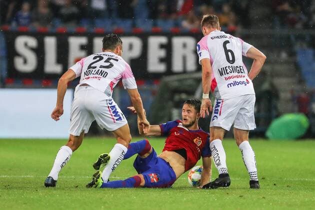 Fussball Champions League Qualifikationsrunde 3 - 19 20 - FC Basel 1893 vs. LASK - 07-08-2019 James Holland (LASK 25), Ricky van Wolfswinkel (FC Basel 9) und Philipp Wiesinger (LASK 6), beim Fussball Champions League Spiel Qualifikationsrunde 3 zwischen dem FC Basel 1893 und LASK, am Mittwoch, den 07. August 2019 Sankt Jakob Park in Basel (Schweiz). Copyright: xBEAUTIFULxSPORTS G.xHubbsx