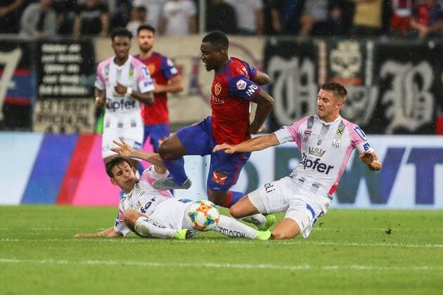 Fussball Champions League Qualifikationsrunde 3 - 19 20 - FC Basel 1893 vs. LASK - 07-08-2019 Afimico Pululu (FC Basel 19) wird von Peter Michorl (LASK 8) und Reinhold Ranftl (LASK 26) gefoult, beim Fussball Champions League Spiel Qualifikationsrunde 3 zwischen dem FC Basel 1893 und LASK, am Mittwoch, den 07. August 2019 Sankt Jakob Park in Basel (Schweiz). Copyright: xBEAUTIFULxSPORTS G.xHubbsx