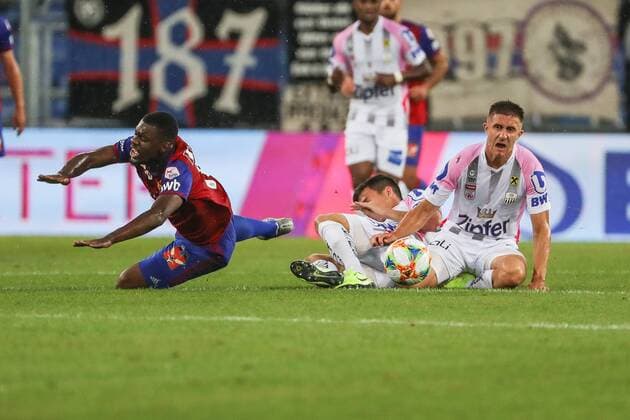 Fussball Champions League Qualifikationsrunde 3 - 19 20 - FC Basel 1893 vs. LASK - 07-08-2019 Afimico Pululu (FC Basel 19) wird von Peter Michorl (LASK 8) und Reinhold Ranftl (LASK 26) gefoult, beim Fussball Champions League Spiel Qualifikationsrunde 3 zwischen dem FC Basel 1893 und LASK, am Mittwoch, den 07. August 2019 Sankt Jakob Park in Basel (Schweiz). Copyright: xBEAUTIFULxSPORTS G.xHubbsx