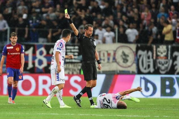 Fussball Champions League Qualifikationsrunde 3 - 19 20 - FC Basel 1893 vs. LASK - 07-08-2019 Peter Michorl (LASK 8) bekommt die gelbe Karte von Schiedsrichter Andreas Ekberg, beim Fussball Champions League Spiel Qualifikationsrunde 3 zwischen dem FC Basel 1893 und LASK, am Mittwoch, den 07. August 2019 Sankt Jakob Park in Basel (Schweiz). Copyright: xBEAUTIFULxSPORTS G.xHubbsx