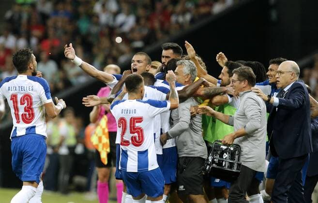 Sport Bilder des Tages KRASNODAR, RUSSIA - AUGUST 7, 2019: Porto s players and coaches celebrate their victory in the 2019 20 UEFA Champions League third qualifying round match between FC Krasnodar and FC Porto at Krasnodar Stadium. Valery Matytsin TASS  TS0B5B57